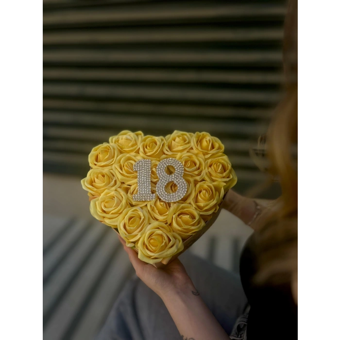 Winnie The Pooh Tasarımlı Kalp Kutuda Kristal Taş Rakamlı Kadife Güller