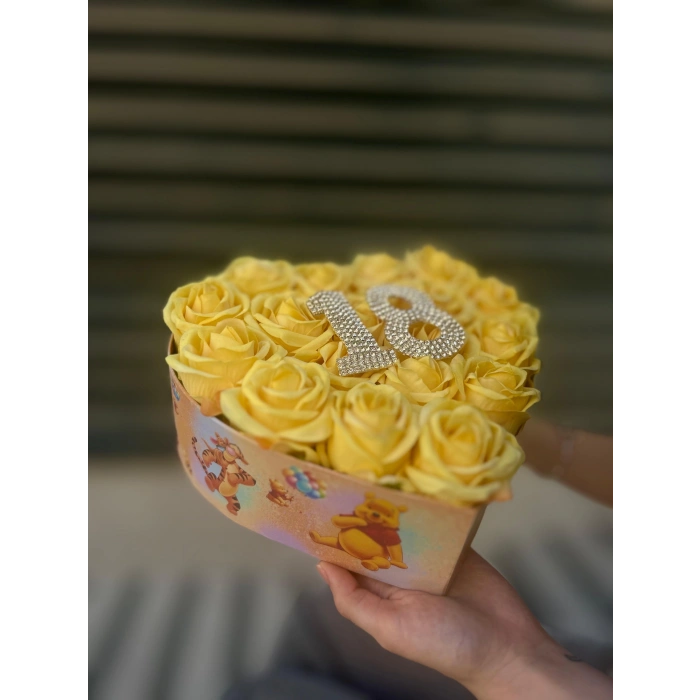 Winnie The Pooh Tasarımlı Kalp Kutuda Kristal Taş Rakamlı Kadife Güller