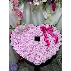 Dev Kalp Kutuda Pembe Kadife Güller & Kalp Yüzük ve Kristal Taç