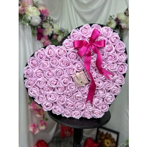 Dev Kalp Kutuda Pembe Kadife Güller ve Kalp Yüzük