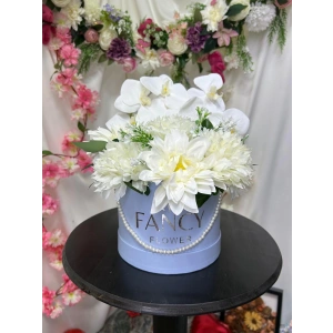 İnci Detaylı Mavi Kutuda Beyaz Çiçekler