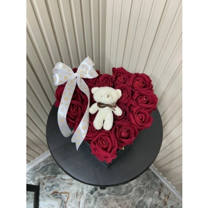 Kalp Kutuda Kadife Güller ve Ayıcık