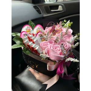 Kalp Kutuda Kinder Joy & Kinder Stick ve Pembe Kadife Güller