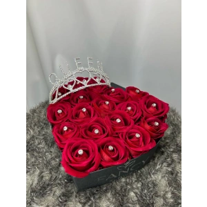 Kalp Kutuda Taşlı Kadife Güller & Kristal Taç