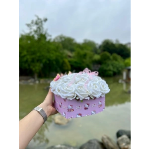 Kitty Tasarımlı Kalp Kutuda Beyaz Kadife Güller