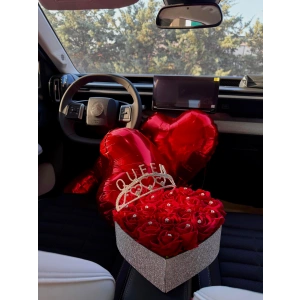 Kristal Kalp Kutuda Kırmızı Güller ve Taç