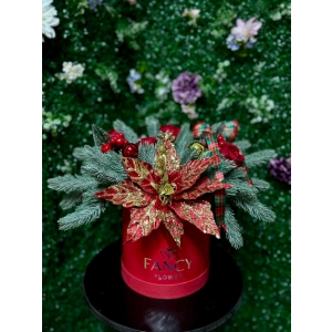 Kutuda Yapay Çam Dalları, Yılbaşı Çiçeği ve Kadife Gül Aranjman