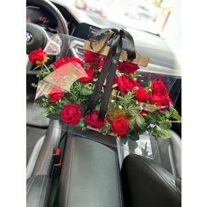 Premium Çantada Kırmızı Kadife Güller