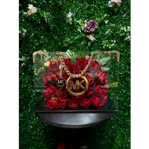 Premium Zincirli Çantada Kırmızı Kadife Güller