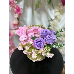 Sevimli Tavşanlar ve Kadife Gül Sepeti