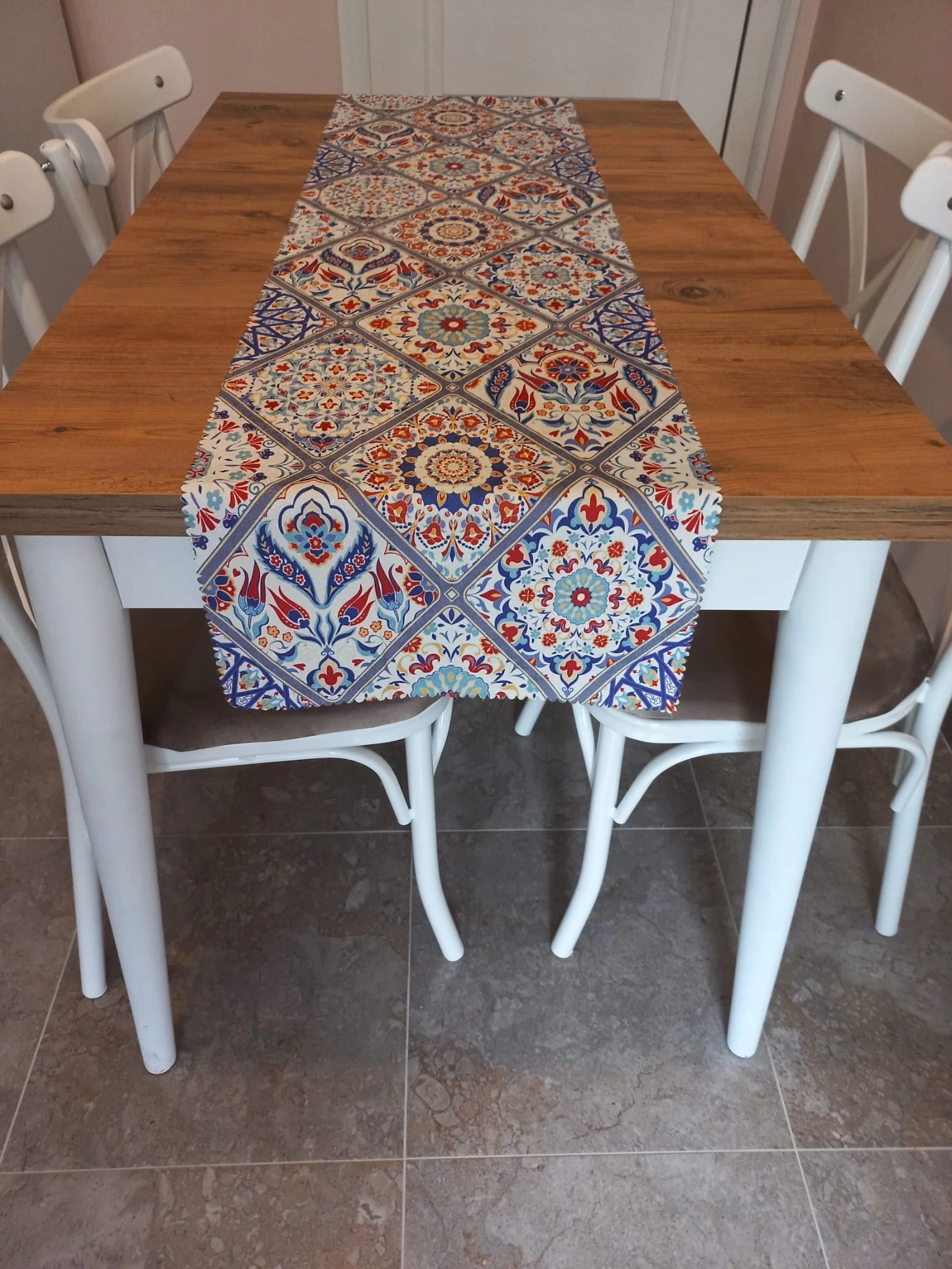 Dertsiz Kumaş 35X135 cm Runner Masa Örtüsü RN009