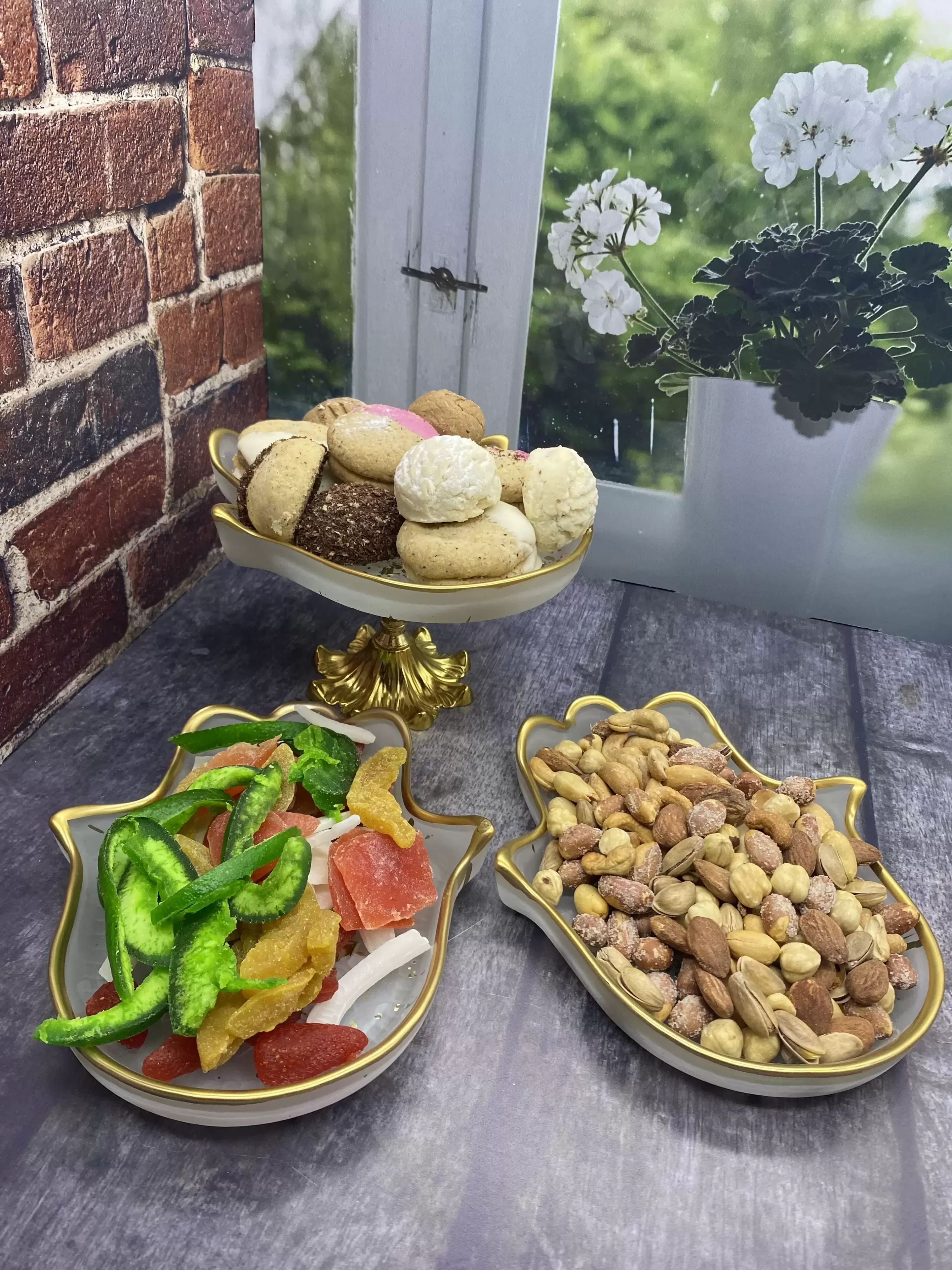 Fatma Ana Eli 3 Parça Gold Detaylı Cam Sunum Set 1 Metal Gold Ayaklı 2 Düz Sunumluk