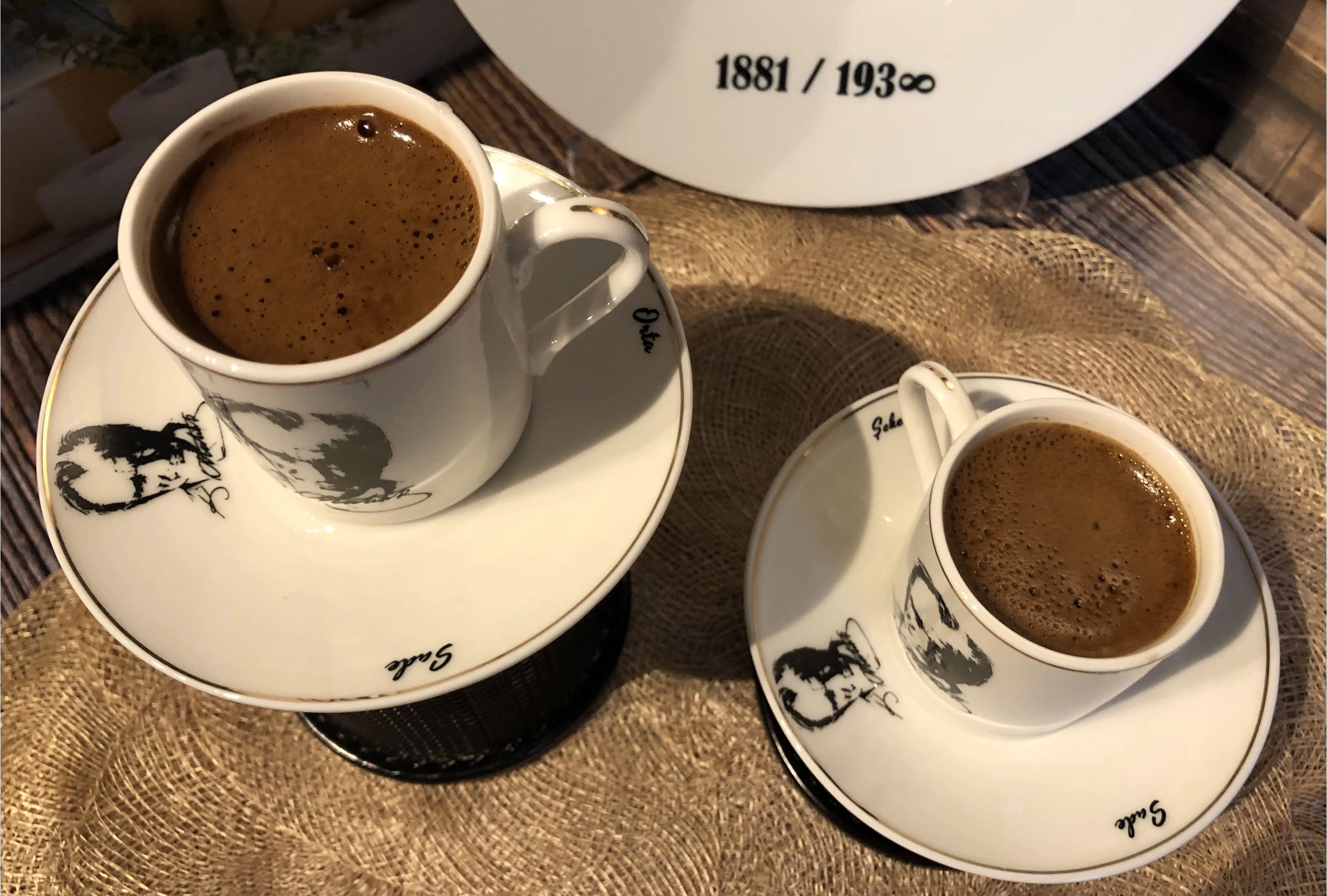Kemal Atatürk İmzalı Gold Detaylı Akıllı Türk Kahvesi Seti 2 Kişilik 4 Parça