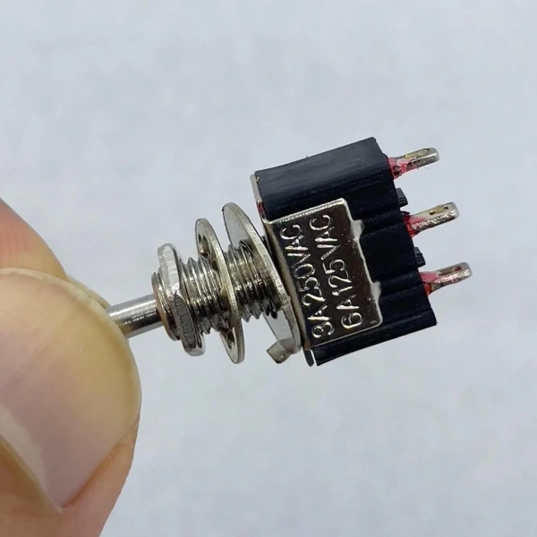 IC-140 Toggle Switch On-Off-On 6mm 3P MTS-103
