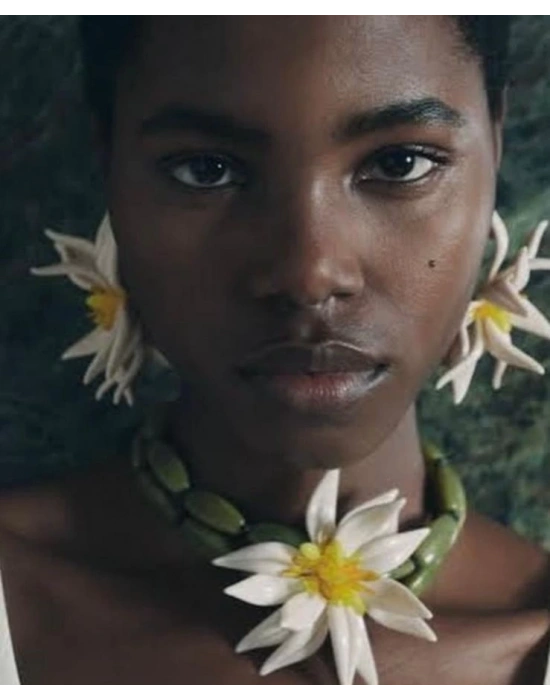 Beyaz Çiçekli Kolye