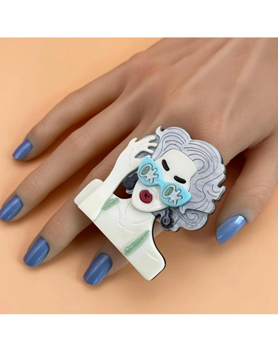 Kadın Figürlü Broş