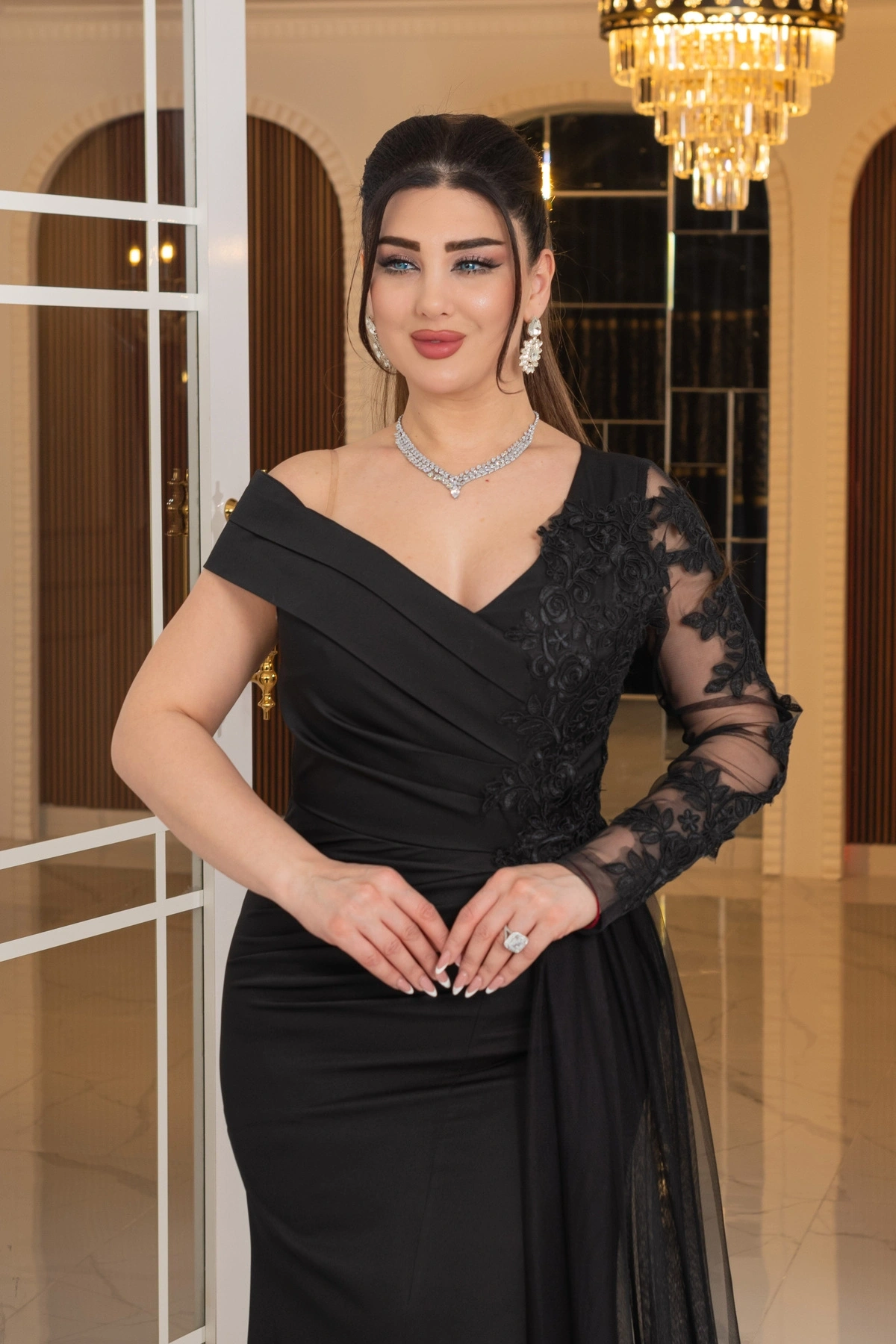 İthal Atlas Tasarım Tül Güpür Dantel Aksesuarlı Yırtmaçlı Uzun Elbise Abiye