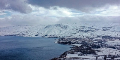 ÇEVRESİ KARLA KAPLI HAZAR GÖLÜ ZİYARETÇİLERİNİ AĞIRLIYOR