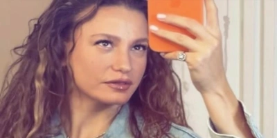 SERENAY SARIKAYADAN AYNA KARŞISINDA DOĞAL POZLAR