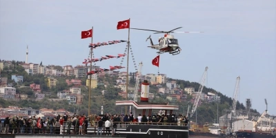 SAMSUNDA TÜRK BAYRAKLARI VE ATATÜRK POSTERLERİYLE  SÜSLENEN GEMİLER GEÇİŞ TÖRENİ YAPTI