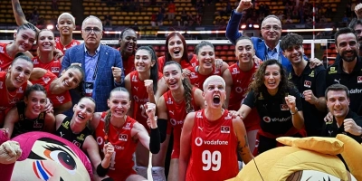 A MİLLİ KADIN VOLEYBOL TAKIMI FİNAL İÇİN SAHAYA ÇIKIYOR