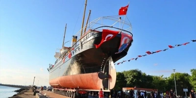 BANDIRMA GEMİ MÜZESİ KARADAN YÜRÜTÜLEREK İSTİKLÂL MEYDANINA TAŞINDI