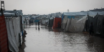 GAZZEDE YÜZLERCE ÇADIR YOĞUN YAĞIŞ NEDENİYLE SULAR ALTINDA KALDI