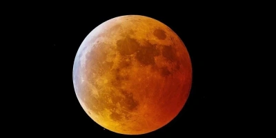GÖKYÜZÜ KIZIL RENGE BÜRÜNECEK: KANLI AY TUTULMASI YAKLAŞIYOR