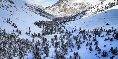 KAR YAĞIŞIYLA BEYAZA BÜRÜNEN ALADAĞLAR MİLLİ PARKI DRONLA GÖRÜNTÜLENDİ