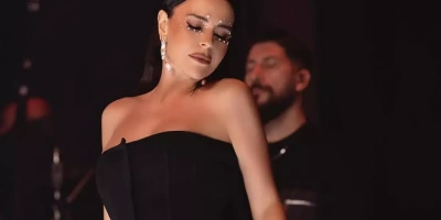 SİMGE SAĞIN, YAZ SEZONUNU HAVUZ BAŞINDA AÇTI