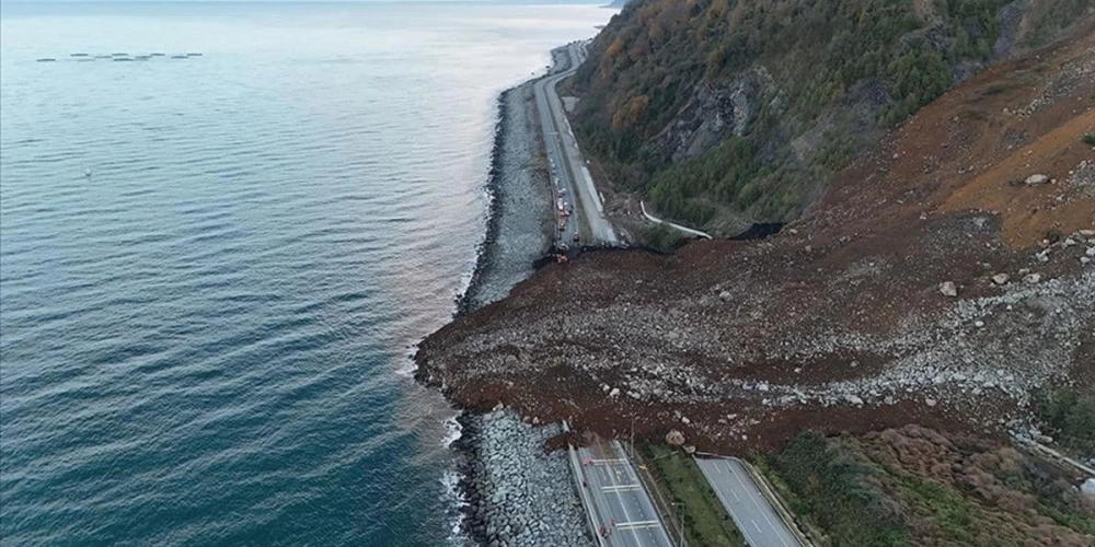 ARTVİN’DE HEYELAN SONUCU KARADENİZ SAHİL YOLU ULAŞIMA KAPANDI