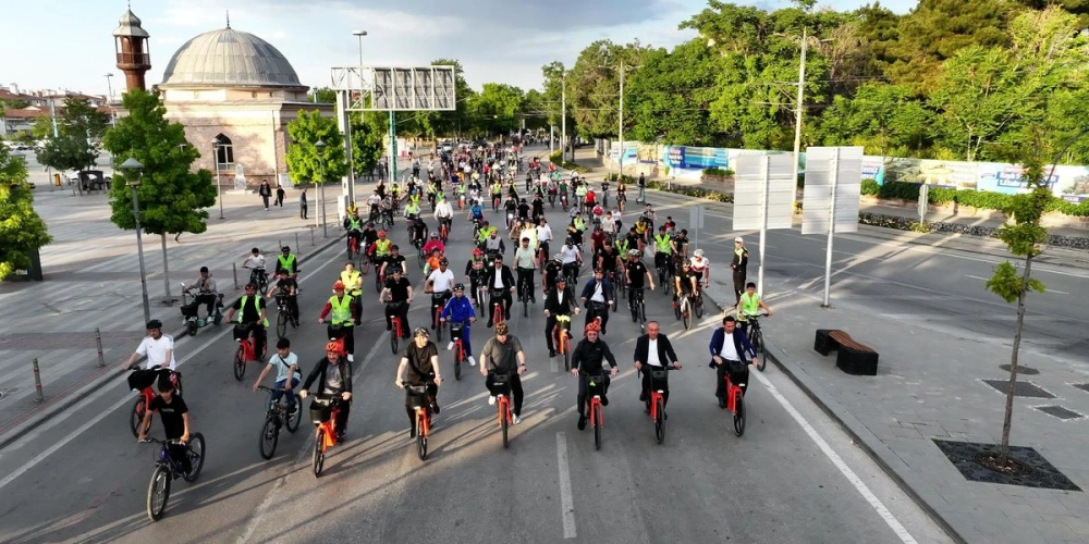 AVRUPA BİSİKLET BAŞKENTİ KONYA’DA ŞEHİR MERKEZİ VE 28 İLÇEDE AYNI ANDA BİNLERCE BİSİKLETSEVER PEDAL ÇEVİRDİ