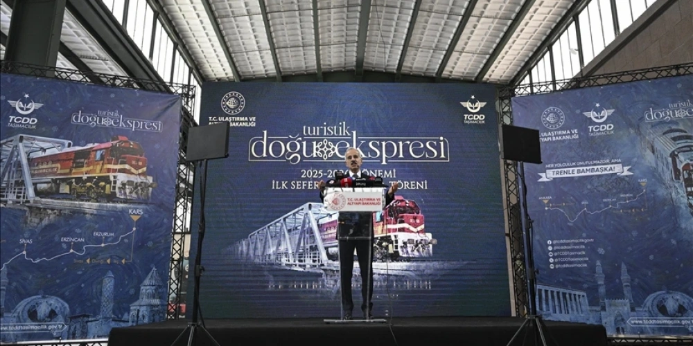 BAKAN URALOĞLU, TURİSTİK DOĞU EKSPRESİNİN YENİ SEZONDAKİ İLK SEFERİNİ UĞURLADI