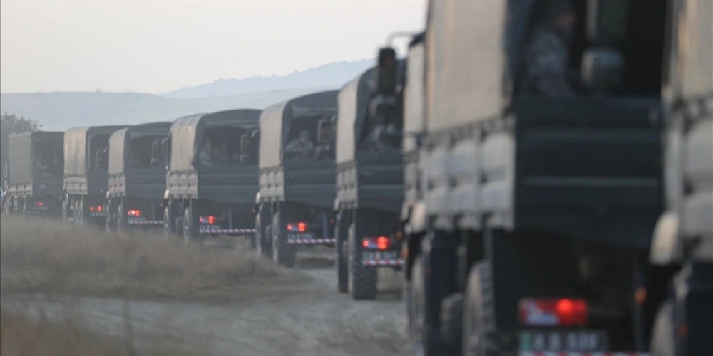 DÜŞEN ASKERİ UÇAĞIN ENKAZI TIRLARLA YURDA GETİRİLDİ