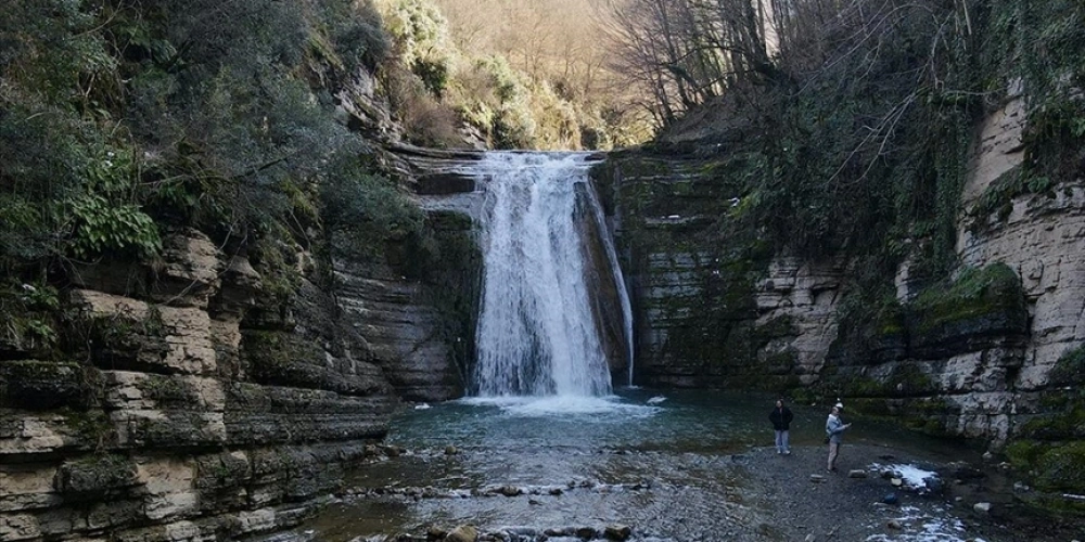 GÖLALAN ŞELALESİ KIŞINDA ZİYARETÇİ AĞIRLIYOR