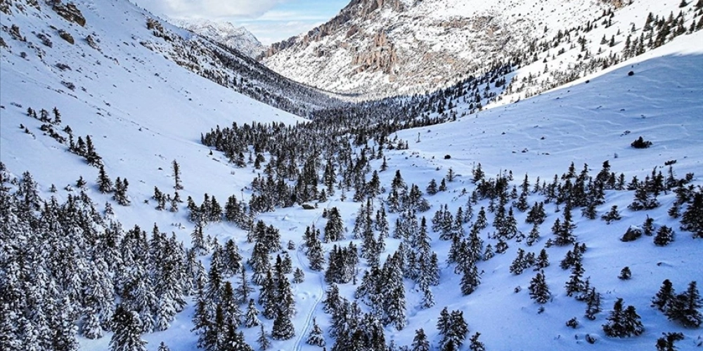 KAR YAĞIŞIYLA BEYAZA BÜRÜNEN ALADAĞLAR MİLLİ PARKI DRONLA GÖRÜNTÜLENDİ