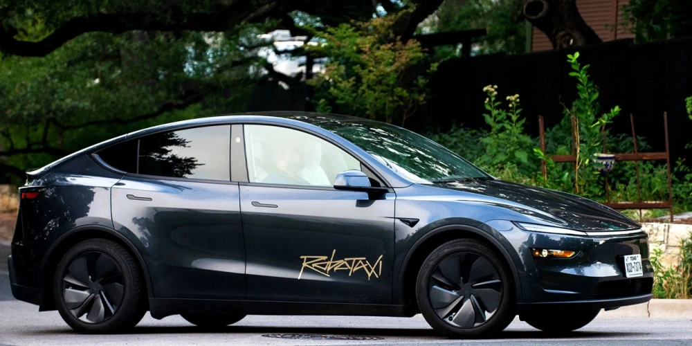 SÜRÜCÜSÜZ TESLA ROBOTAXI YOLLARDA GÖRÜNTÜLENDİ