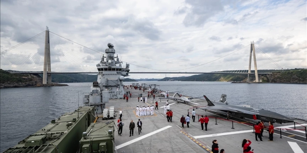 TCG ANADOLU, İSTANBUL BOĞAZINDAKİ GEÇİŞ TÖRENİ İÇİN SARAYBURNUNDAN AYRILDI