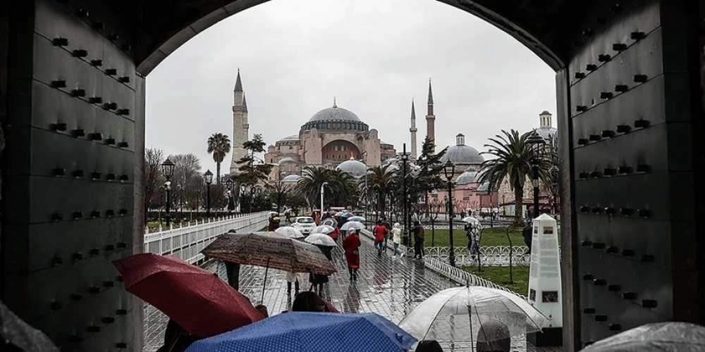 YIL SONUNDA 53 MİLYON YABANCI ZİYARETÇİYE, 64 MİLYAR DOLAR TURİZM GELİRİNE ULAŞILMASI BEKLENİYOR