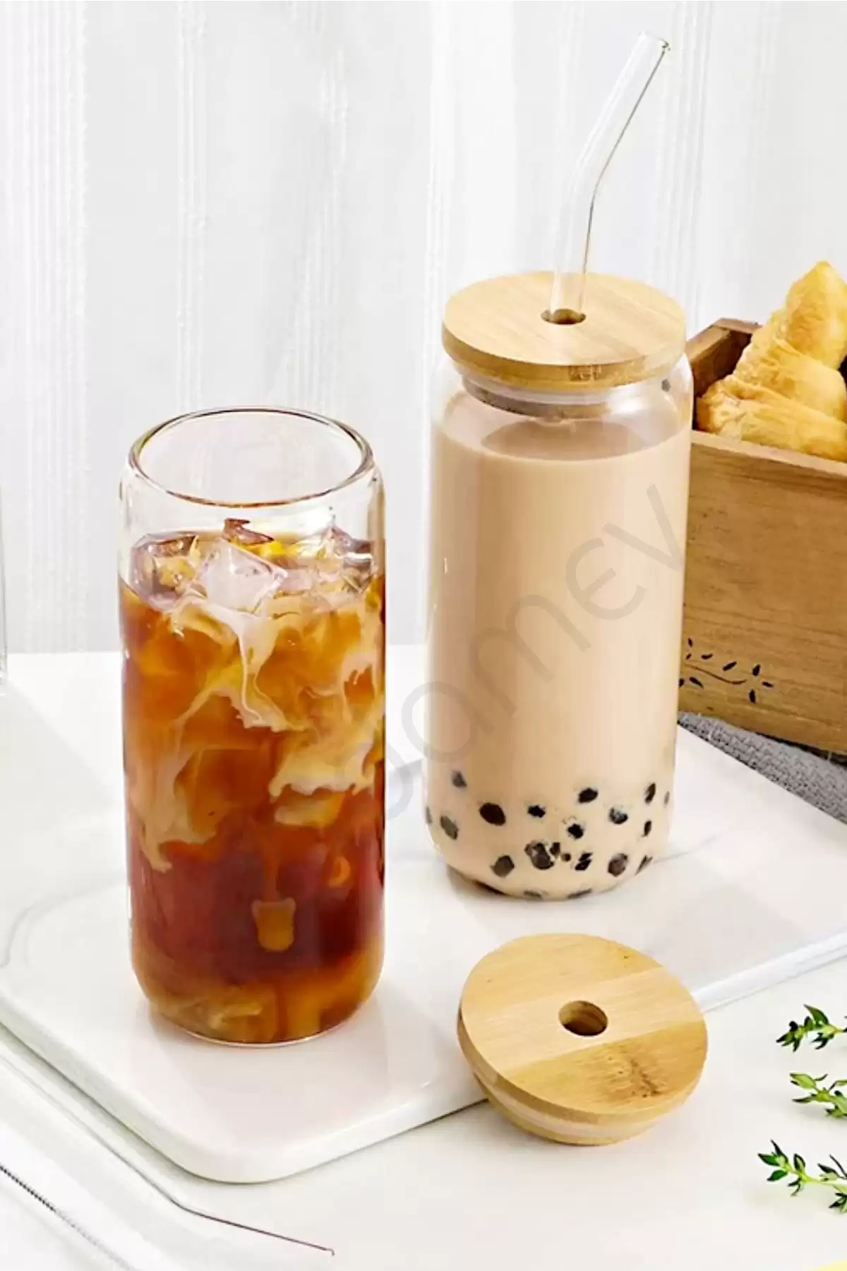 Bambu Kapaklı Pipetli Isıya Dayanıklı Cam Bardak 550 ml Kola Kutu Şekilli Kahve Sunum Bardağı
