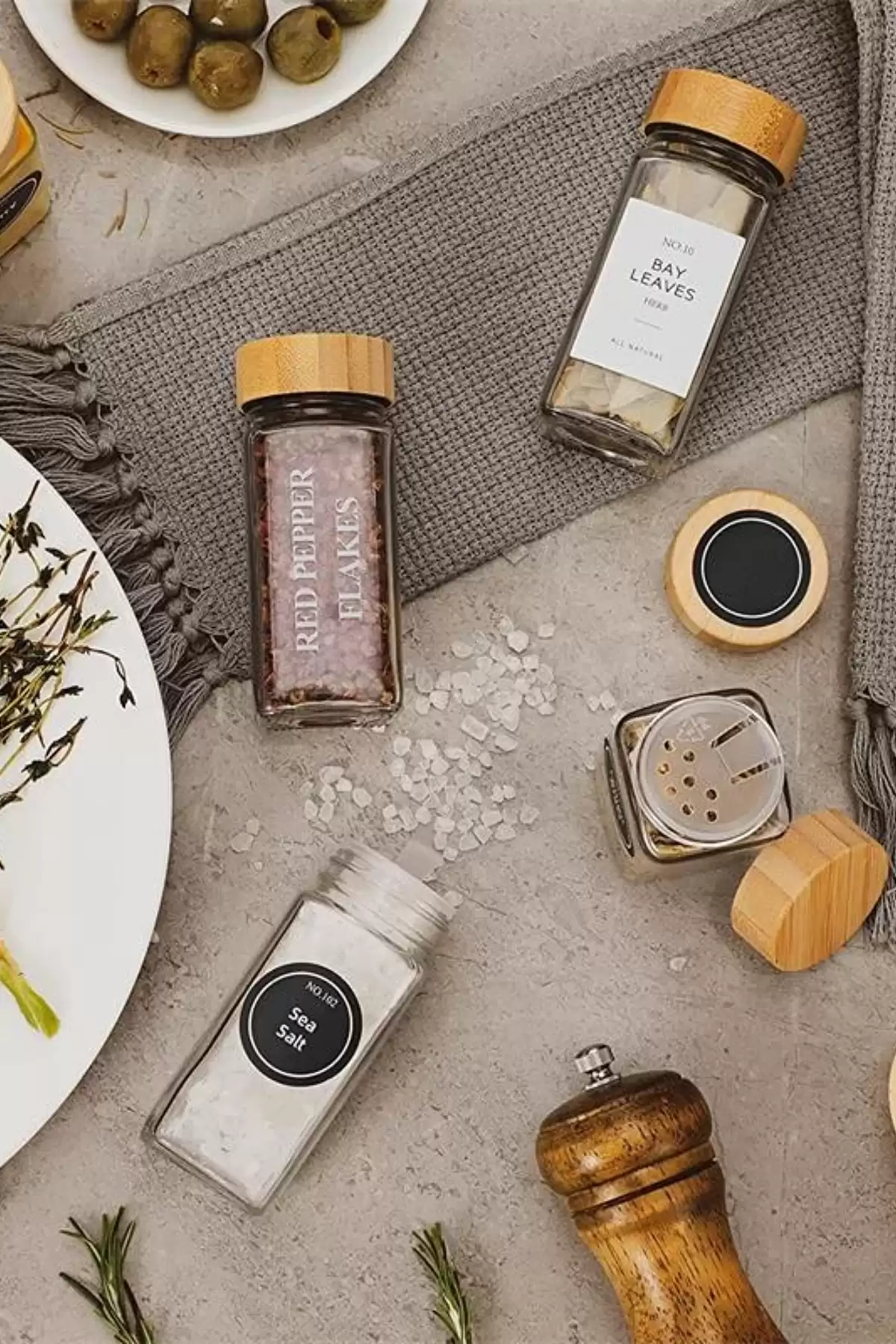 12’li Bambu Kapaklı Etiketli Cam Kare Formlu Baharatlık Takımı Serpme Başlıklı Baharatlık Set
