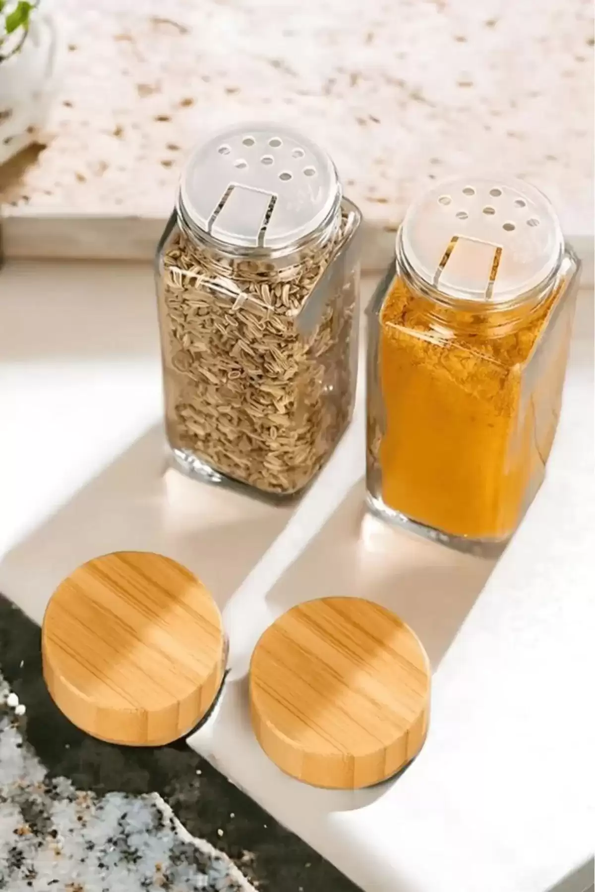 12’li Bambu Kapaklı Etiketli Cam Kare Formlu Baharatlık Takımı Serpme Başlıklı Baharatlık Set
