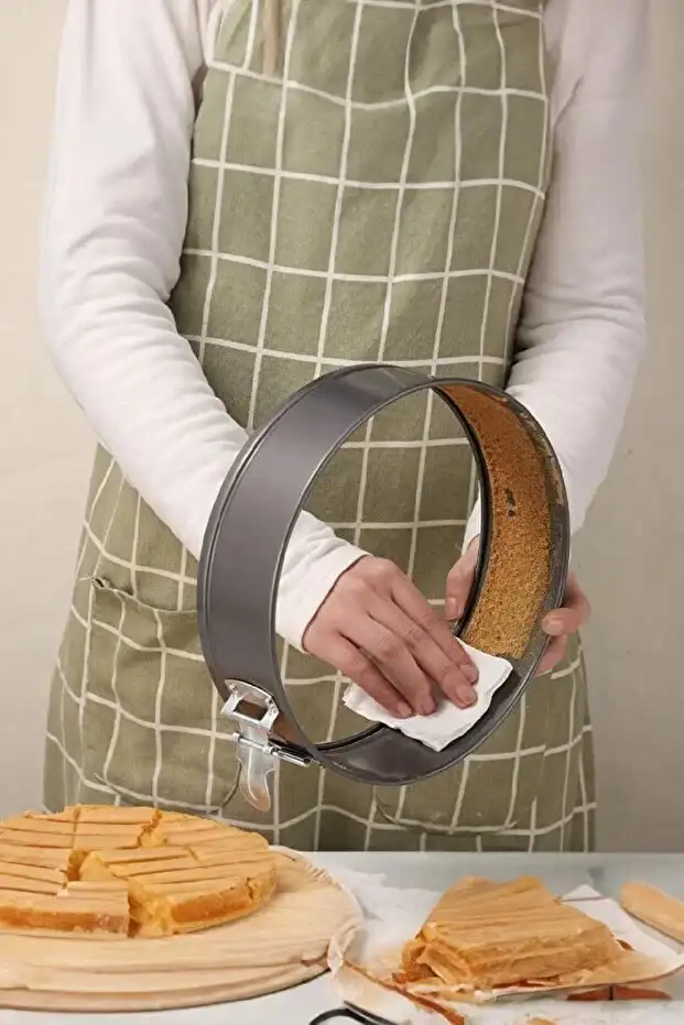 3’lü Kelepçeli Kek Kalıbı Seti – Çıkarılabilir Tabanlı, Yapışmaz Kaplama, Dayanıklı