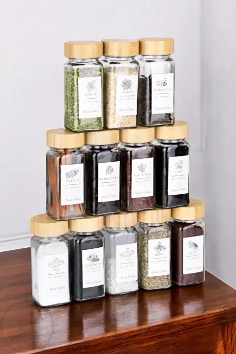 12’li Bambu Kapaklı Etiketli Cam Kare Formlu Baharatlık Takımı Serpme Başlıklı Baharatlık Set