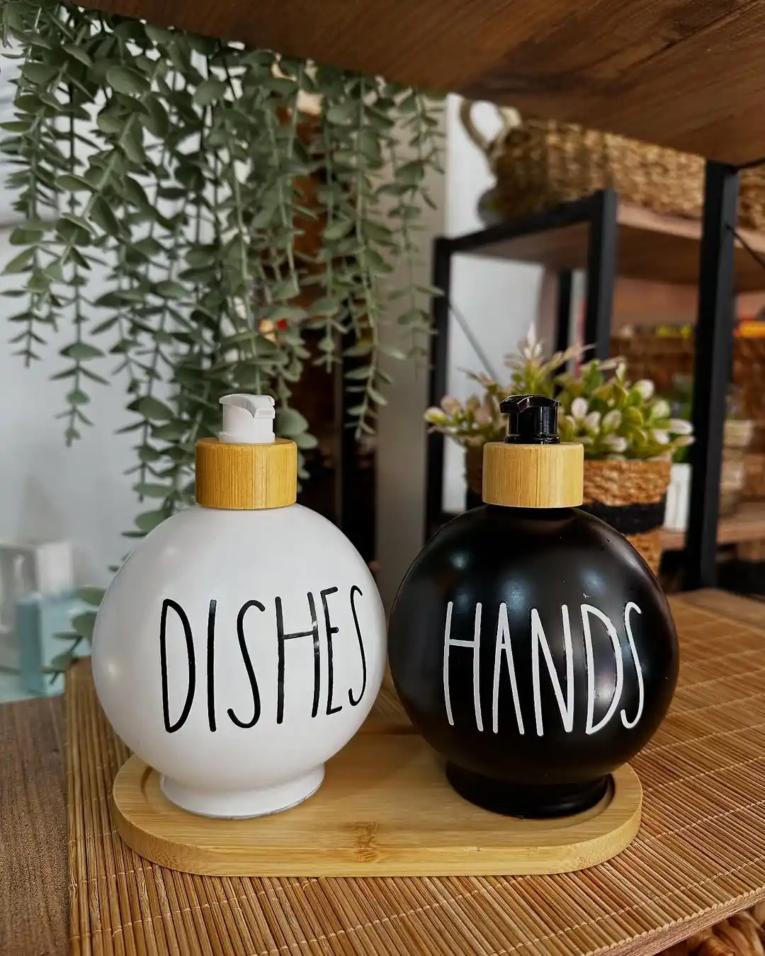 2’li Hands Dishes Siyah Beyaz Dekoratif Mutfak Banyo Sıvı Cam Sabunluk Seti 550ml Bambu Stantlı Set