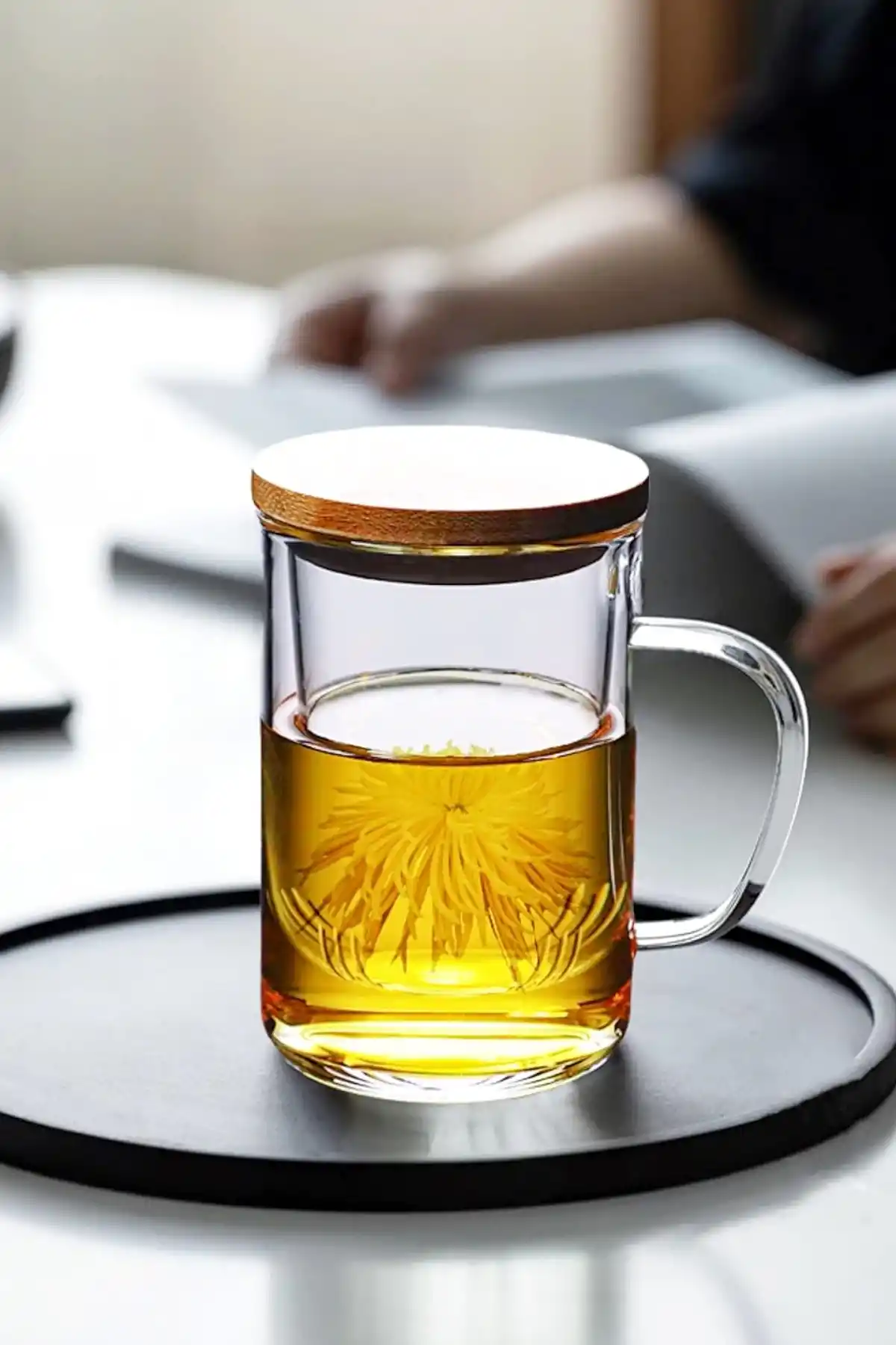 Borosilikat Cam Süzgeçli Bambu Kapaklı Kupa Kulplu Demlik Modeli Çift Kat Bitki Çay Bardağı 400 ml.