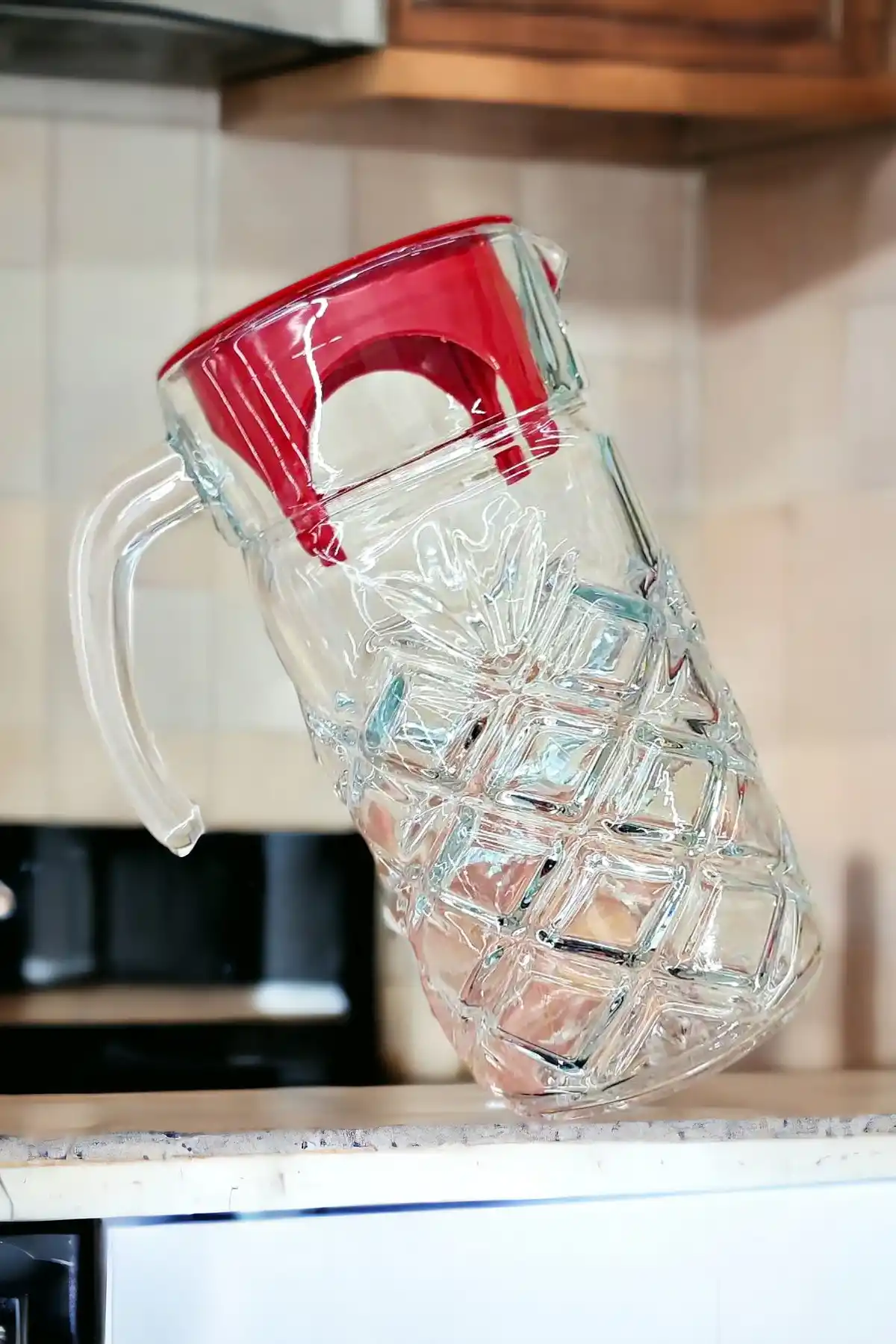 Ada Kristal Cam Sürahi Kapaklı Gravürlü 1300 ml. Extra Dayanıklı Cam Kulplu Sofra Meşrubat Sürahi