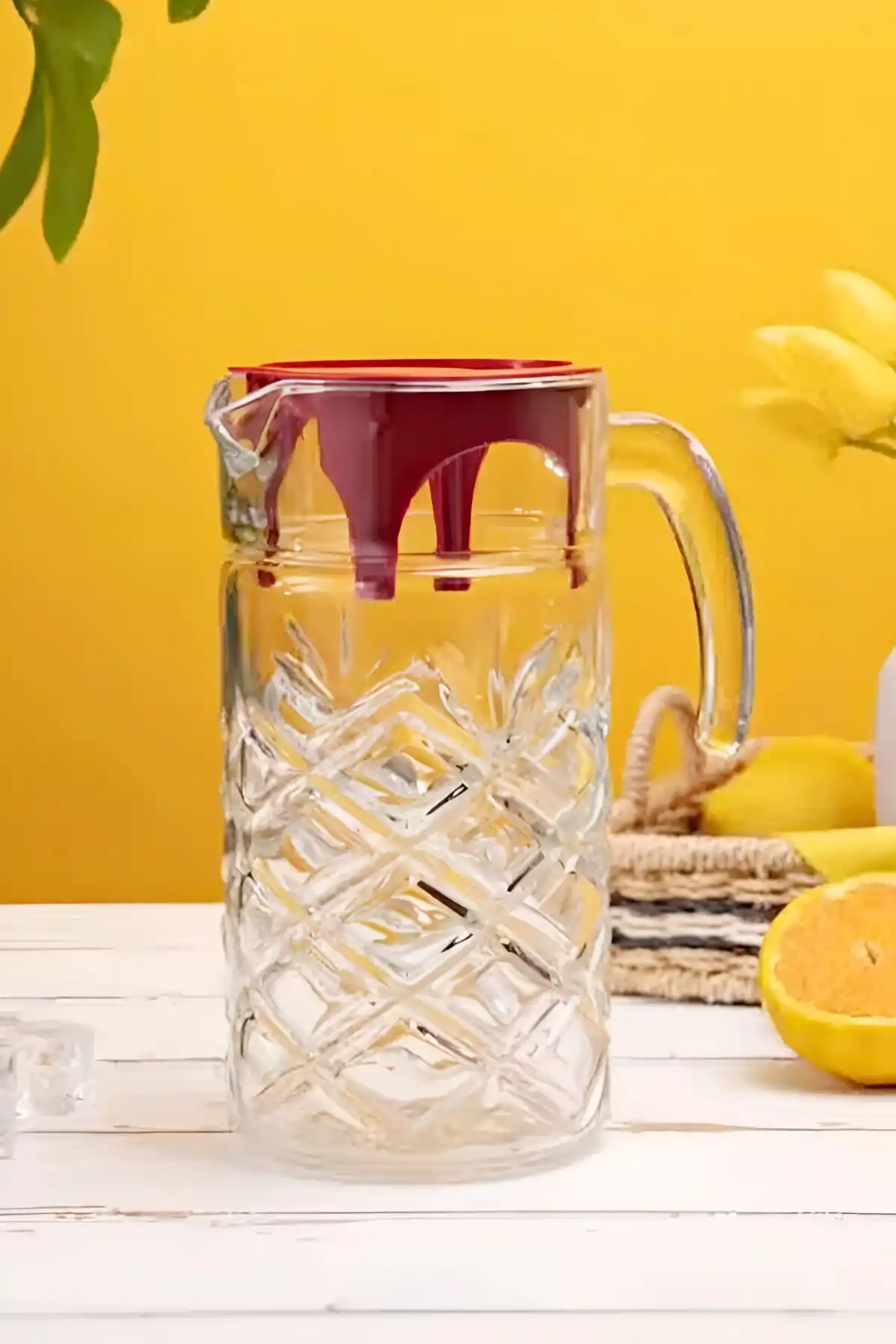 Ada Kristal Cam Sürahi Kapaklı Gravürlü 1300 ml. Extra Dayanıklı Cam Kulplu Sofra Meşrubat Sürahi