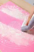 Silikon Hamur Matı Hamur Açma Pasta Fırın Altlığı Matı Ölçülü Hamur Yoğurma Pembe Büyük Boy 65X45 - Görsel 4