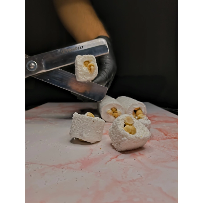 Sultan Fındıklı Sarma Lokum 700g, Premium Metal Kutuda Türk Lokumu